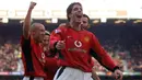 Ruud van Nistelrooy. Striker Belanda yang pensiun pada Juli 2012 bersama Malaga ini tercatat pernah mencetak 3 kali hattrick bersama Manchester United di Liga Inggris pada musim 2002/2003. Ketajamannya pada musim tersebut juga mengantarkannya menjadi top skor Liga Inggris sekaligus mempersembahkan gelar Liga Inggris untuk MU. Ia total mencetak 5 kali hattrick selama berseragam Setan Merah dalam 5 musim, sejak 2001/2002 hingga 2005/2006. (AFP/Paul Barker)