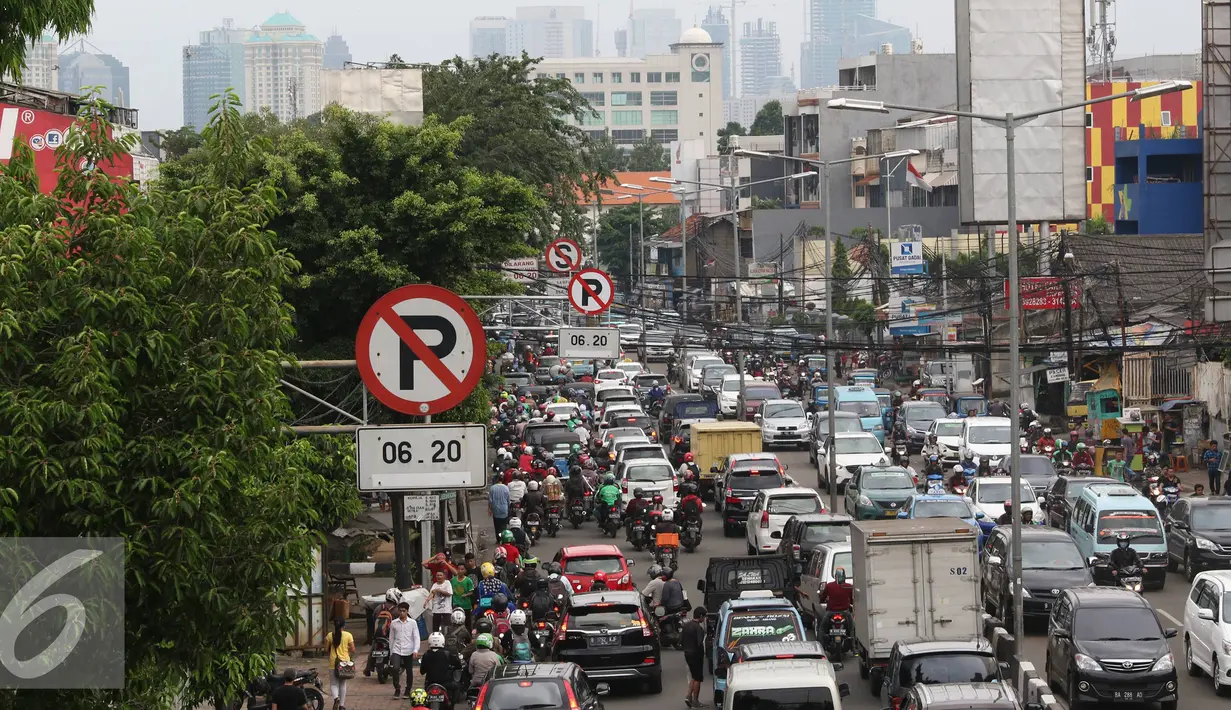 Kendaraan terjebak macet di kawasan Tanah Abang, Jakarta, Rabu (25/5). Banyaknya aktivitas di kawasan tersebut membuat arus lalu lintas selalu mengalami kemacetan, meskipun telah terbebas dari pedagang kaki lima (PKL). (Liputan6.com/Immanuel Antonius)