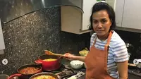 Sri Mulyani saat memasak turkey dan ayam kalasan menyambut Thanksgiving pada 2014 lalu (Dok.Instagram/@smindrawati/https://www.instagram.com/p/CIDcAw9p9yT/Komarudin)