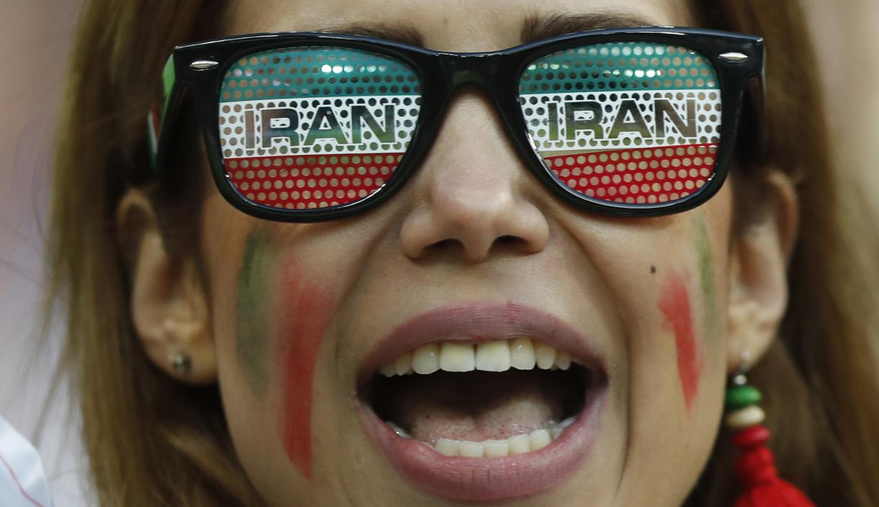 Suporter cantik Iran memakai kacamata unik saat menonton laga grup B Piala Dunia melawan Spanyol di Kazan Arena, Kazan, Rabu (20/6/2018). Iran kalah 0-1 dari Spanyol. (APFrank Augstein)