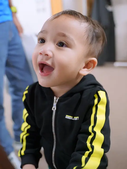 Cipung bergaya kasual dengan jaket hitam dengan sentuhan warna kuning. Simpel, tapi memikat, bukan? Foto: Instagram.