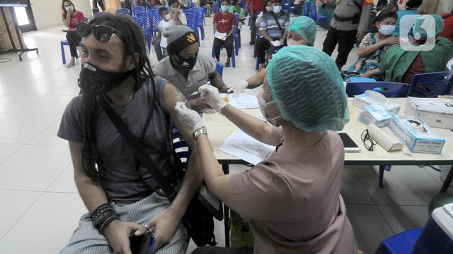 Warga Asing di Bali Ikut Vaksinasi Covid-19