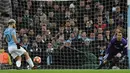 Striker Manchester City Sergio Aguero (kiri) mengecoh kiper Ralf Faehrmann saat mencetak gol ke gawang Schalke dalam leg kedua babak 16 besar Liga Champions di Etihad Stadium, Manchester, Selasa (12/3). City membantai Schalke 7-0. (Oli SCARFF/AFP)