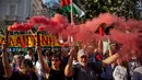 Warga menggelar aksi unjuk rasa menentang pencegatan Armada Solidaritas Global oleh Angkatan Laut Israel di luar Kementerian Luar Negeri, Athena, Yunani, pada 18 Mei 2026. (Aggelos NAKKAS/AFP)