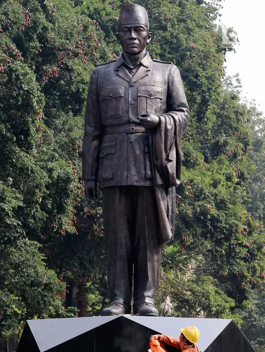 Pekerja membersihkan patung Presiden RI 1 Soekarno di depan Pintu 5 GBK, Jakarta, Rabu (11/7). Pemasangan Patung tersebut dilakukan jelang perhelatan bergengsi Asian Games pada 18 Agustus 2018 di Jakarta dan Palembang. (Liputan6.com/Johan Tallo)