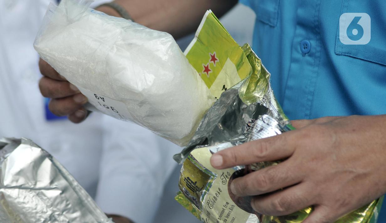 Petugas memeriksa barang bukti narkotika berupa sabu dan ekstasi sebelum pemusnahan di Kantor BNN, Jakarta, Senin (9/12/2019). BNN memusnahkan 82,6 kilogram sabu dan 108 ribu butir ekstasi hasil pengungkapan enam kasus selama September hingga November 2019. (Liputan6.com/Iqbal Nugroho)