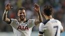 Pemain Tottenham Hotspur, Kyle Walker (kiri) merayakan gol bersama rekannya Son Heung-min saat melawan Kitchee Sports Club di Hong Kong, (26/5/2017). Tottenham menang 4-1. (AP/Kin Cheung)