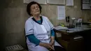 Gambar yang diambil pada 20 Januari 2021 ini menunjukkan spesialis penyakit menular Dr Maria Bogoeva (82) beristirahat sejenak saat bertugas di unit Covid-19 di sebuah rumah sakit kecil di Bulgaria. Maria Bogoeva siap untuk pensiun ketika pandemi virus corona melanda. (Dimitar DILKOFF/AFP)