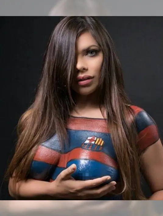 Di akun instagramnya, Miss Bumbum Brasil Suzy Cortez memamerkan tubuhnya tanpa sehelai benang pun. Namun sekujur tubuhnya dilukis dengan cat warna-warni serupa kostum Barcelona, kesebelasan kesayangannya. (instagram.com/suzycortezoficial)