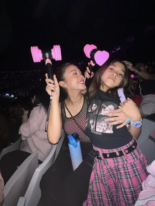 Tyna pun tampil dengan atas hitam jadingnya, membawa anak keduanya yang mengenakan tshirt Blackpink dan skirt pinknya.  (@tynadwijayanti)
