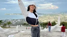 Mengejutkan penggemar dengan syuting iklan bareng Chicco Jerikho, kini Kim Se Jeong kembali pukau penggemar dengan visualnya saat berada di Thailand. Dalam unggahan terbaru, artis Korea kelahiran 28 Agustus 1996 itu tampak memamerkan aktivitas liburannya di Negeri Gajah Putih tersebut. (Liputan6.com/IG/@clean_0828)