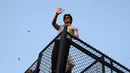 Aktor Bollywood, Shahrukh Khan menyapa para fans yang berkumpul dari balkon rumahnya di Mumbai, India, Kamis (2/11). Pria yang sering dipanggil SRK ini berulang tahun yang ke 52. (AP Photo/Rafiq Maqbool)