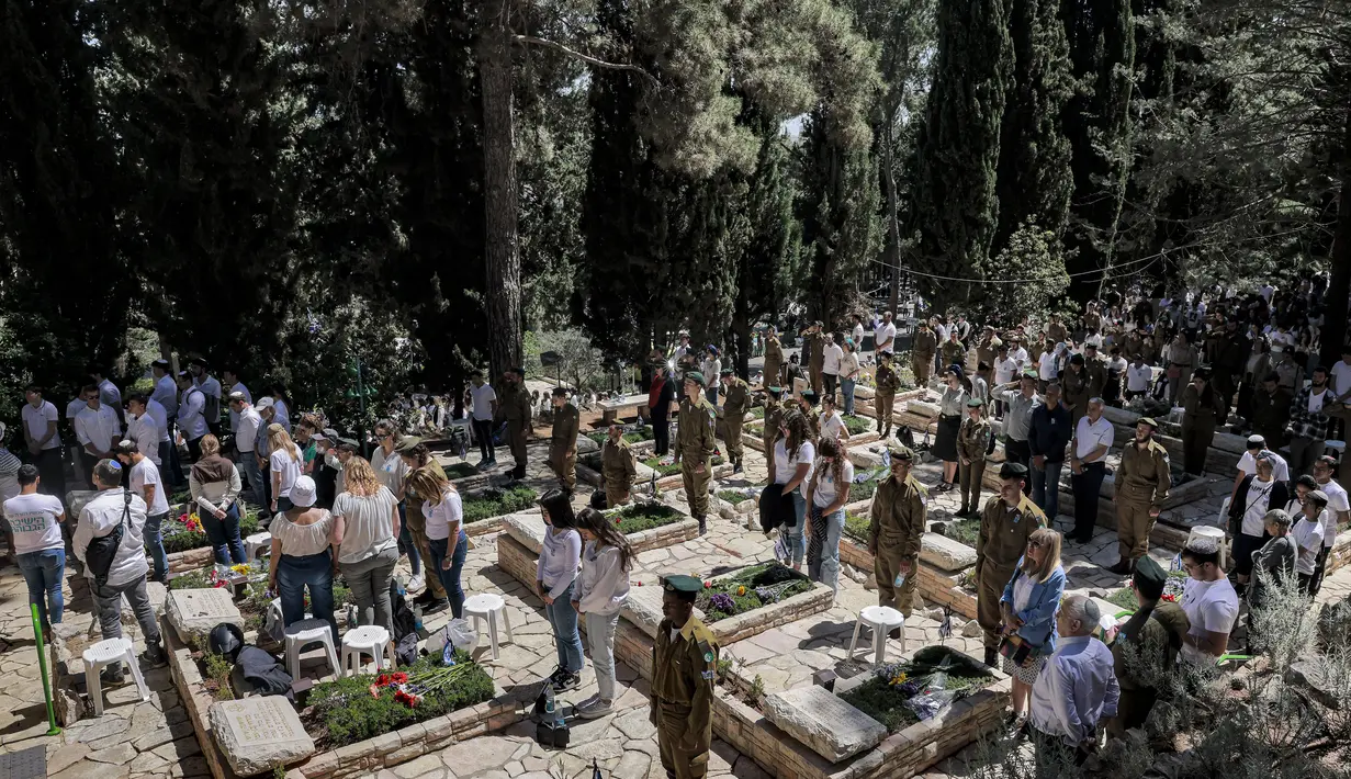 Pada hari peringatan itu, keluarga yang ditinggalkan mengunjungi kuburan dan menghadiri upacara peringatan, upacara dan pembacaan puisi diadakan di kuburan untuk lebih dari 24.000 orang yang hilang dalam konflik Israel.  (AFP/MENAHEM KAHANA)