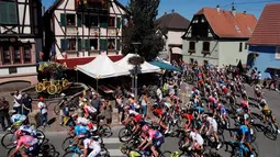 Para pebalap berlomba mengayuh sepeda mereka pada etape kelima Tour de France di Colmar, Prancis, Rabu (10/7/2019). Peter Sagan menjuarai etape kelima Tour de France setelah melewati rute sepanjang 175,5 Km dari Saint-Dié-des-Vosges ke Colmar. (AP Photo/Thibault Camus)