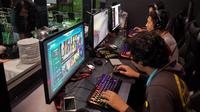 Beberapa gamer sedang bermain gim (Dewi Widya Ningrum/Liputan6.com)