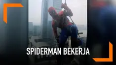 Demam Avengers dirasakan hingga saat ini di berbagai belahan dunia termasuk China. Buktinya salah seorang petugas menggunakan kostum Spiderman saat bekerja membersihkan jendela gedung.