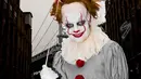 Ed Sheeran berpakaian seperti badut film menakutkan ikonik Pennywise. Penampilan Ed Sheeran sebagai Pennywise totalitas dengan Cat wajah, wig, dan senyumnya yang meresahkan lebih memancarkan nuansa film horor. Ia juga mengenakan baju badut warna abu-abunya. Lengkap membawa balon merah. [@teddysphotos]