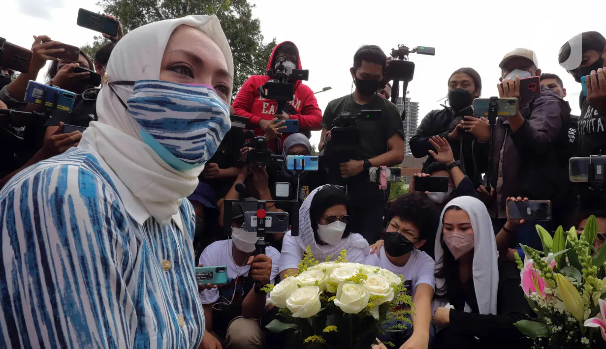 Mantan Anggota DPR Angelina Sondakh saat ziarah makam di TPU Jeruk Purut, Jakarta Selatan, Kamis (3/3/2022). Kedatangan Angelina Sondakh bersama Aaliyah Massaid dan Keanu Jabbar Massaid untuk berziarah ke makam Adjie Massaid dan bapak dari Adjie Massaid. (Liputan6.com/Herman Zakharia)