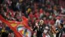 Pemain Manchester United, Chris Smalling dan Jesse Lingard merayakan kemenangan atas Benfica pada laga Liga Champions di Stadion Luz, Kamis (19/10/2017). Manchester United menang 1-0 atas Benfica. (AFP/Patricia De Melo Moreira)