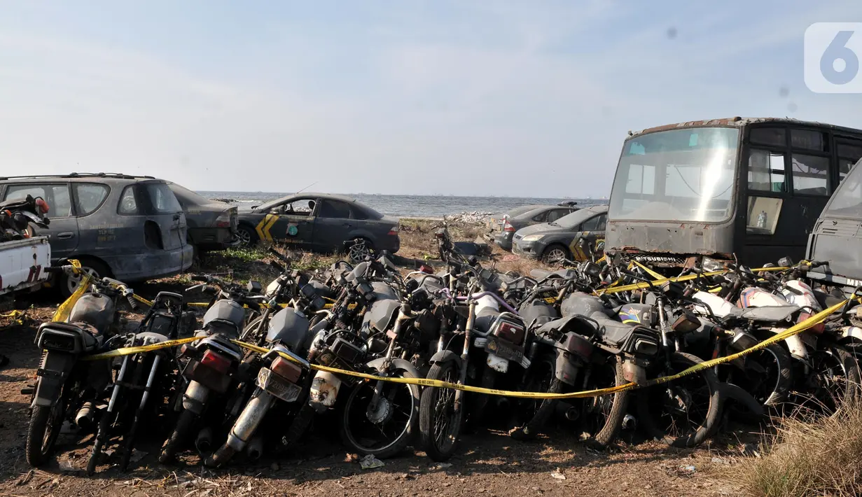 Kondisi kendaraan dinas Polres Jakarta Utara saat berada di pesisir Marunda, Selasa (22/10/2019). Puluhan kendaraan bermotor yang terdiri dari mobil, bus dan motor tersebut sengaja ditempatkan di pesisir karena sudah rusak dan tak dapat lagi digunakan. (merdeka.com/Iqbal Nugroho)