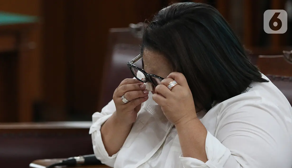 Terdakwa kasus penyalahgunaan narkotika Tri Retno Prayudati atau Nunung menangis saat menjalani sidang putusan di PN Jakarta Selatan, Rabu (27/11/2019). Nunung dan suaminya July Jan Sambiran juga diharuskan menjalani rehabilitasi di RSKO Jakarta Timur. (Liputan6.com/Herman Zakharia)