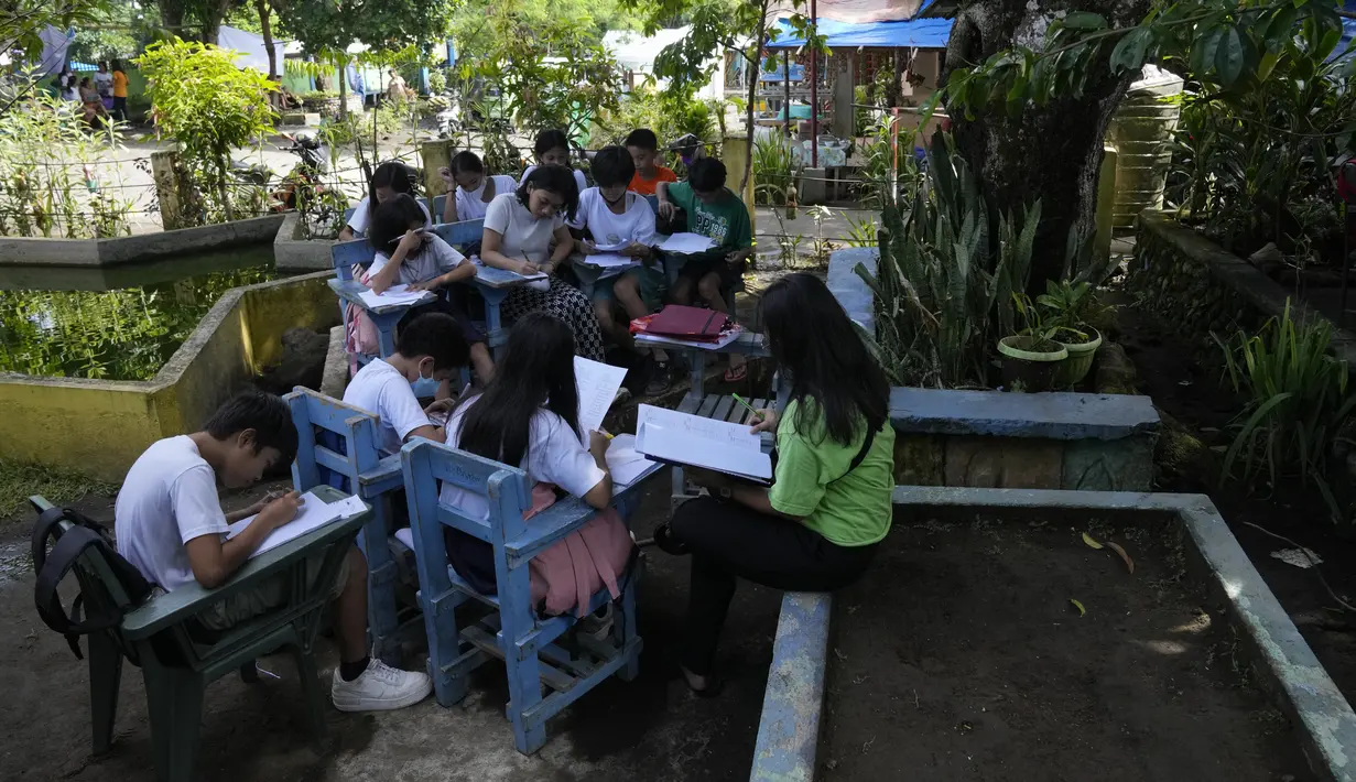 Hampir 20.000 orang mengungsi dari gunung berapi Filipina yang meletus dan berlindung di sekolah-sekolah, sehingga mengganggu pendidikan bagi ribuan siswa, banyak di antaranya yang mengikuti pelajaran di kapel, tenda, atau di bawah pohon, demikian ungkap para pejabat pada hari Jumat. (AP Photo/Aaron Favila)