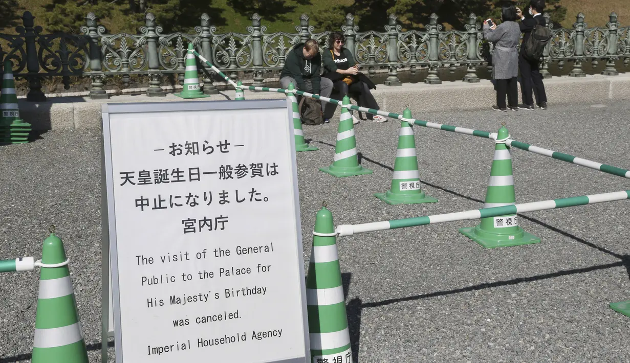 Sebuah papan pengumuman menginformasikan pembatalan Perayaan ulang tahun Kaisar Naruhito ditempatkan di dekat Istana Kekaisaran di Tokyo, Minggu, (23/2/2020). Tanggal 23 Februari mulai tahun ini menjadi hari libur nasional untuk menghormati hari kelahiran Naruhito. (AP Photo/Koji Sasahara)