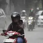Pengendara motor menggunakan masker untuk menghindari debu saat melintasi Jalan Kemukus, Tamansari, Jakarta, Senin (24/11/2014). (Liputan6.com/Faizal Fanani)