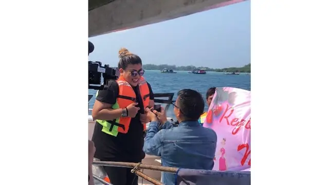6 Momen Mesra Regina Ivanova dan Kekasih, Dilamar Di atas Speed Boat Polisi