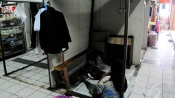 Puluhan pedagang Pasar Senen korban kebakaran pada Jumat (25/4/14) lalu itu, kini menempati kios-kios darurat di lantai 1 Blok V, Jakarta, Selasa (24/6/14). (Liputan6.com/Faizal Fanani)