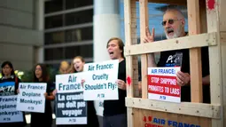 Berada di dalam kurungan, aktor senior AS, James Cromwell terus meneriakkan protes kepada maskapai Air France untuk segera menghentikan pengiriman monyet untuk kepentingan laboratorium, (28/4/2014). (REUTERS/Mario Anzuoni)