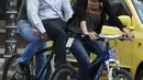 Sejumlah Pengendara sepeda melintas jalur yang telah disediakan selama "No Car Day" di Bogota, Kolombia (4/2/2016). Selama " No Car Day" Jalur ini juga dapat dilalui para pengguna sepatu roda dan skateboard. (REUTERS/John Vizcaino)