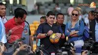 Diego Maradona menandatangani serta membagikan bola kepada penggemarnya di Stadion Gelora Bung Karno Jakarta pada Sabtu 29 Juni 2013 (Liputan6.com/Helmi Fithriansyah)