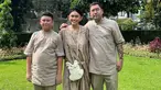 Meski sudah jarang terlihat di layar kaca, Thalita Latief masih aktif membagikan kesehariannya di media sosial. Wanita 35 tahun itu tak jarang mengunggah potret kedekatan putra semata wayangnya dengan sang kekasih. Seperti pada momen lebaran ini. Bahkan, ketiganya memakai outfit seragam bak sebuah keluarga. (Liputan6.com/IG/@thalitalatief)