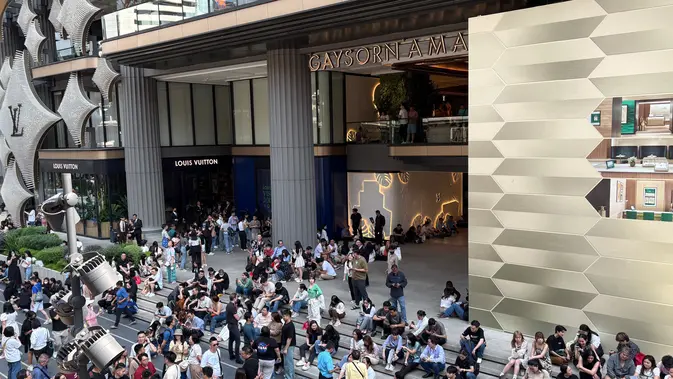 Warga Bangkok, Thailand, berhamburan dari gedung tinggi akibat gempa Myanmar pada Jumat, 28 Maret 2025. (dok. Chayanit ITTHIPONGMAETEE / AFP)