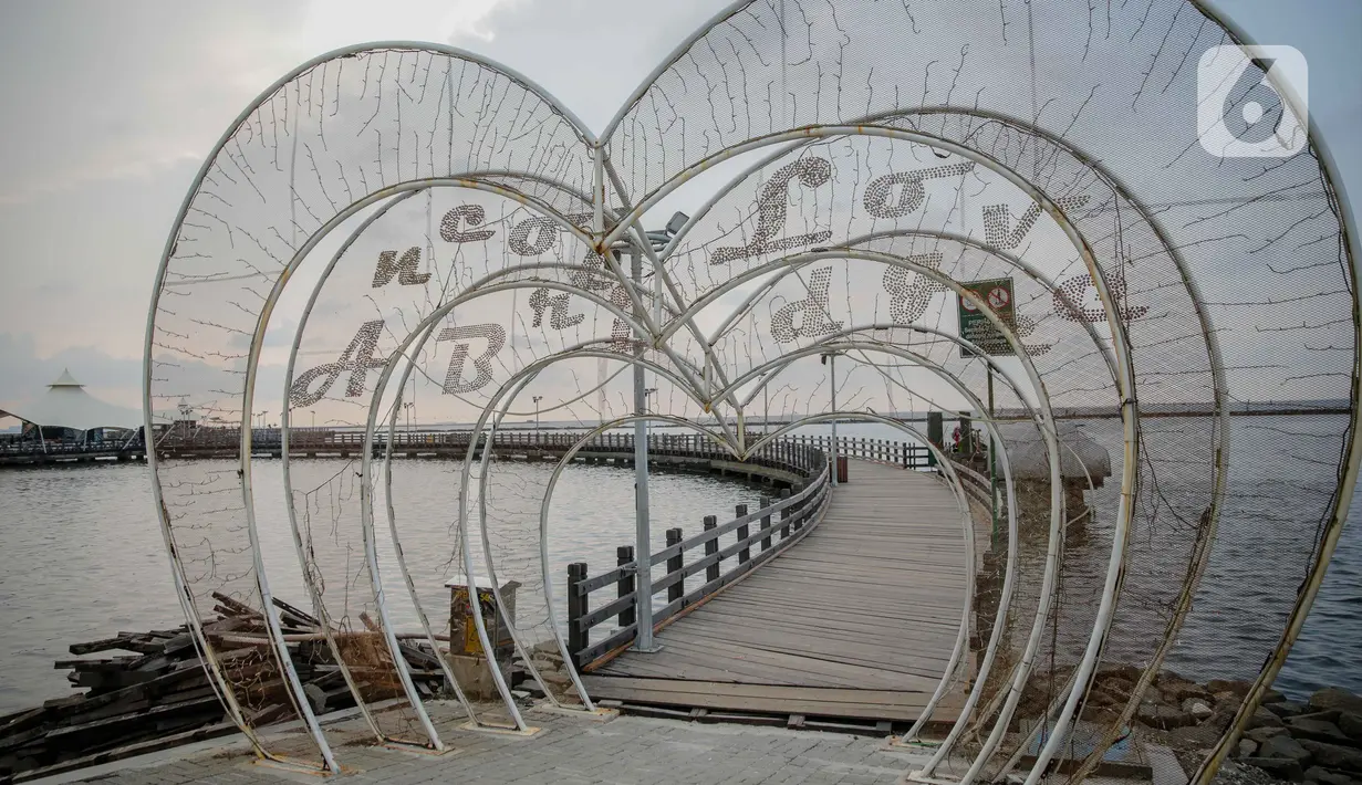 Pantai Ancol yang sepi usai ditutup antisipasi COVID-19 di Jakarta, Sabtu (14/3/2020). Selama masa penutupan, Taman Impian Jaya Ancol akan melakukan kegiatan overhaul seluruh wahana dan membersihkan fasilitas rekreasi dengan disinfektan dan pelengkap sanitasi lainnya. (Liputan6.com/Faizal Fanani)
