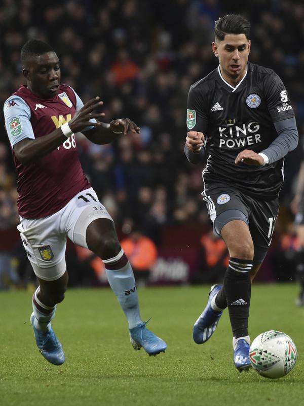 Penyerang Leicester City, Ayoze Perer menggiring bola dari kejaran pemain Aston Villa, Marvelous Nakamba pada pertandingan semifinal Piala Liga Inggris di Villa Park, Birmingham (28/1/2020). Pada laga final, Aston Villa menunggu pemenang Manchester City dan Manchester United. (AP Photo/Rui Vieira)
