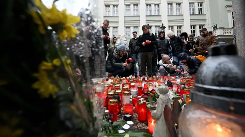 Nyala Lilin dan Karangan Bunga untuk Korban Penembakan Massal di Praha Ceko