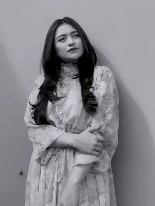 Dalam video tersebut, terlihat Nathalie mengenakan dress panjang dengan kerah tinggi dan lengan pump 3/4. (@nathalieholscher)