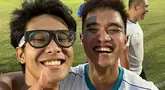 Alam Ganjar tampak akrab dengan Kaesang Pangarep saat ikuti fun football. Momen pertemuan anak Jokowi dan Ganjar ini curi perhatian. Banyak warganet senang dengan momen keakraban keduanya. (Liputan6.com/IG/alamganjar)