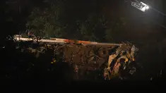 Sebuah kereta rusak setelah tabrakan antara kereta penumpang dengan kereta barang di Kota Hermalle-sous-Huy, Belgia, Minggu (5/6). Para pejabat Belgia menyatakan kecelakaan ini menewaskan tiga orang dan melukai sekitar 40 orang. (JOHN Thys/AFP)