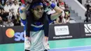 Desta menggendong putrinya yang membawa bunga usai mengalahkan Rezky Aditya pada pertandingan tenis lantai Sport Party - Clash of Celebrity. (Liputan6.com/Angga Yuniar)