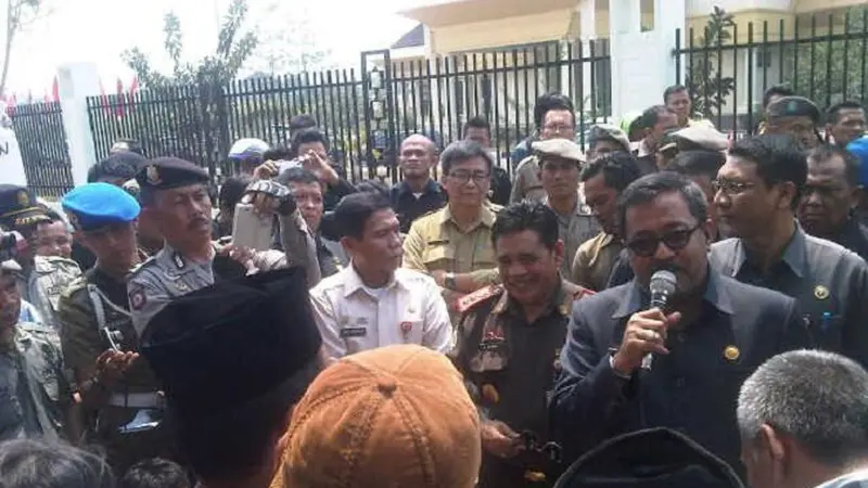 Ratusan Warga Banten Mendemo Rano Karno