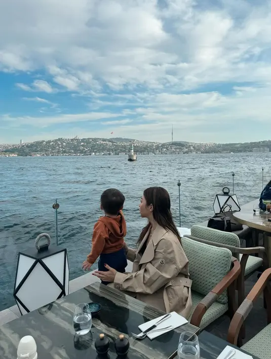 Sebuah foto diambil dari belakang memperlihatkan Nikita Willy memegangi sang putra, bersama-sama melihat laut. [Foto: Instagram/nikitawillyofficial94]