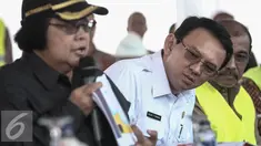 Gubernur DKI Jakarta Basuki T Purnama melihat paparan saat meninjau langsung pulau hasil reklamasi di pantai utara Jakarta, Rabu (4/5). Pulau C dan D merupakan hasil reklamasi, satu dari 17 pulau reklamasi di Teluk Jakarta. (Liputan6.com/Faizal Fanani)