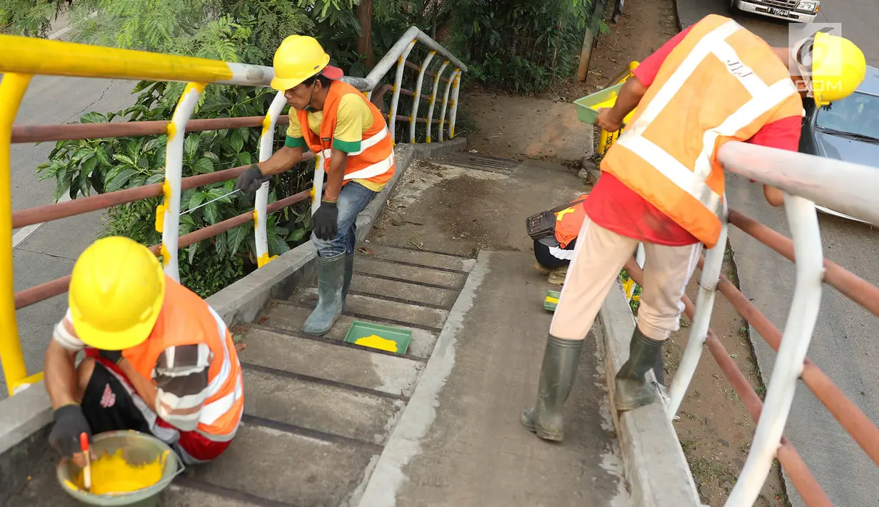 Pekerja mengecat jembatan penyeberangan orang (JPO) di kawasan Cipayung, Jakarta Timur, Rabu (30/5). Pengecatan dilakukan untuk merawat JPO agar tidak kusam dan lebih nyaman digunakan oleh pejalan kaki. (Liputan6.com/Immanuel Antonius)