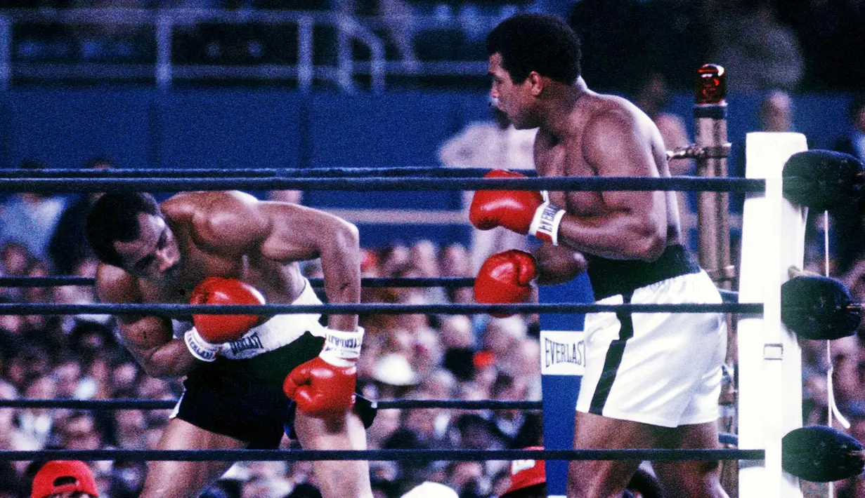 Muhammad Ali saat bertarung dengan Ken Norton dalam laga tinju kelas berat di Yankee Stadium di New York, AS, (28/9/1976). Petinju yang dulunya bernama Cassius Marcellus Clay meninggal akibat penyakit Parkinson. (REUTERS/Action Images/MSI)