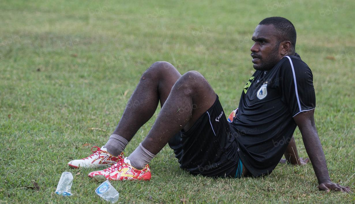Bek Persipura Jayapura, Dominggus Fakdawer, tampak beristirahat seusai melakukan sesi latihan. Suasana latihan yang dijalani tidak terlalu berat, hanya dilakukan untuk menjaga kondisi pemain agar tetap fit. (Bola.com/Vitalis Yogi Trisna)
