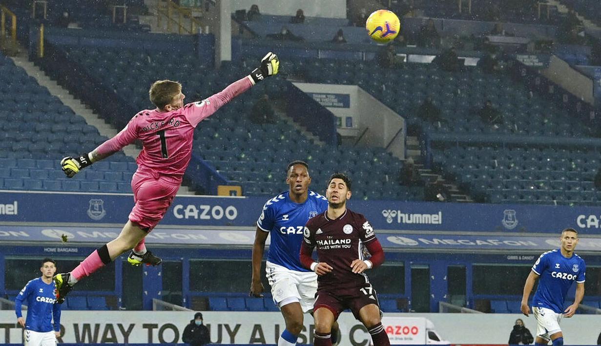 Kiper Everton, Jordan Pickford, menghalau bola saat melawan Leicester City pada laga Liga Inggris di Stadion Goodison Park, Rabu (27/1/2021). Kedua tim bermain imbang 1-1. (Paul Ellis/Pool via AP)