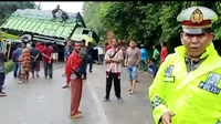 Tiga kendaraan termasuk truk besar ikut tertimbun material longsor di jalan lintas Sumatera Barat - Riau via Pangkalan. (Liputan6.com/ Novia Harlina/ Ist)